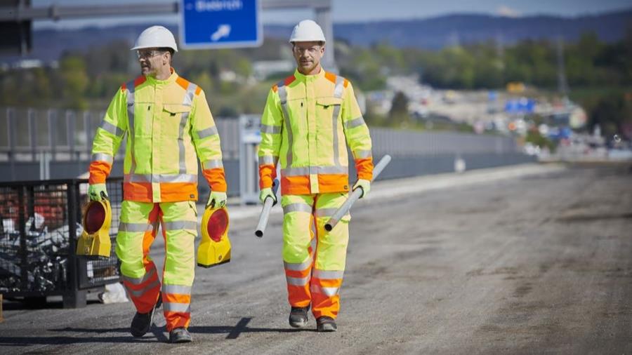 TRAVAILLER EN TOUTE SÉCURITÉ ET EN ÉTANT BIEN VISIBLE AVEC LES VÊTEMENTS DE SIGNALISATION DE MEWA