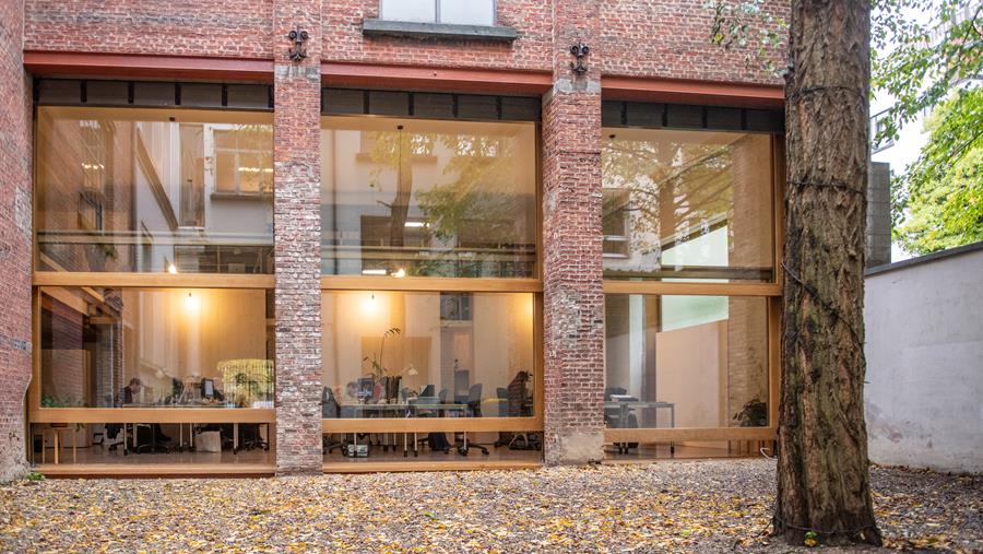 Une fenêtre à guillotine qui crée une ambiance plus chaleureuse dans un bâtiment industriel