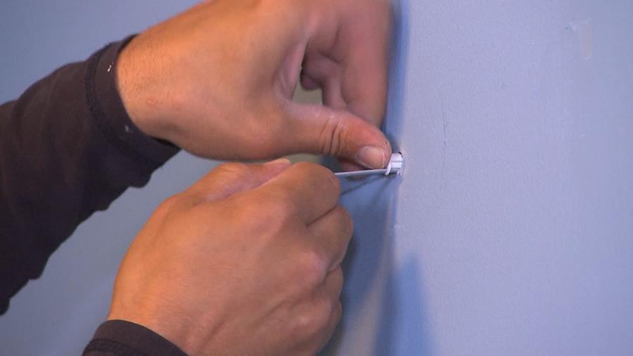 Waarom blijven pluggen niet zitten in je muur? 6 oorzaken en oplossingen