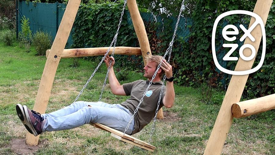Timmer met Timo een houten schommel