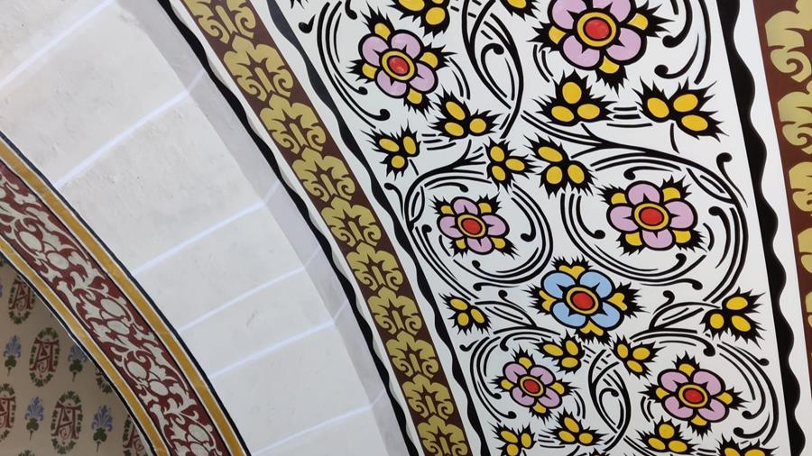 Restauration fidèle des couleurs et des pochoirs dans l'église