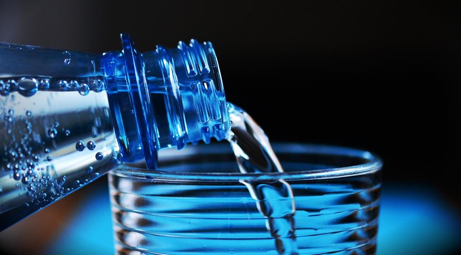 Kraantjes- en flessenwater niet helemaal vrij van pesticiden en PFAS
