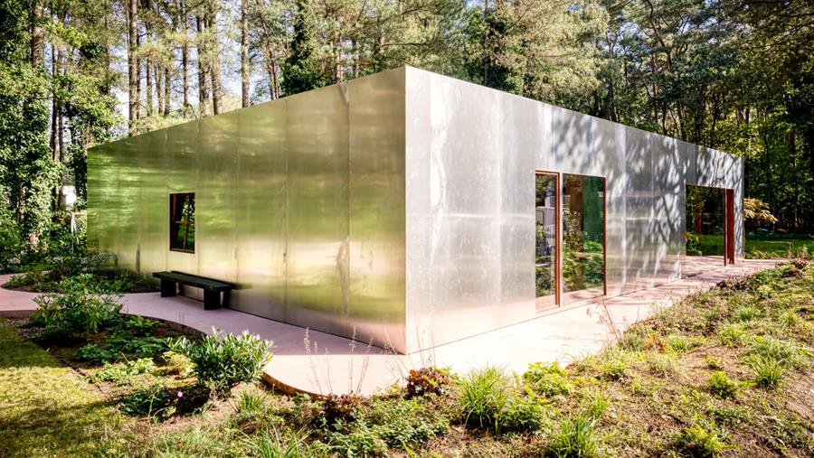 Une façade en aluminium qui reflète la nature