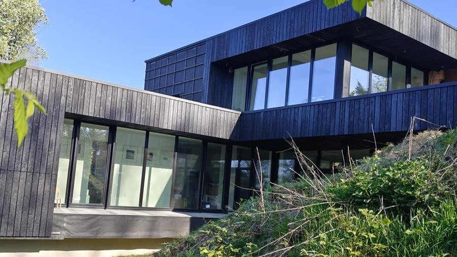 Un bardage en bois brûlé pour une villa à Beersel