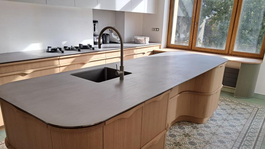 Unieke keukencreatie met sculpturale vormen