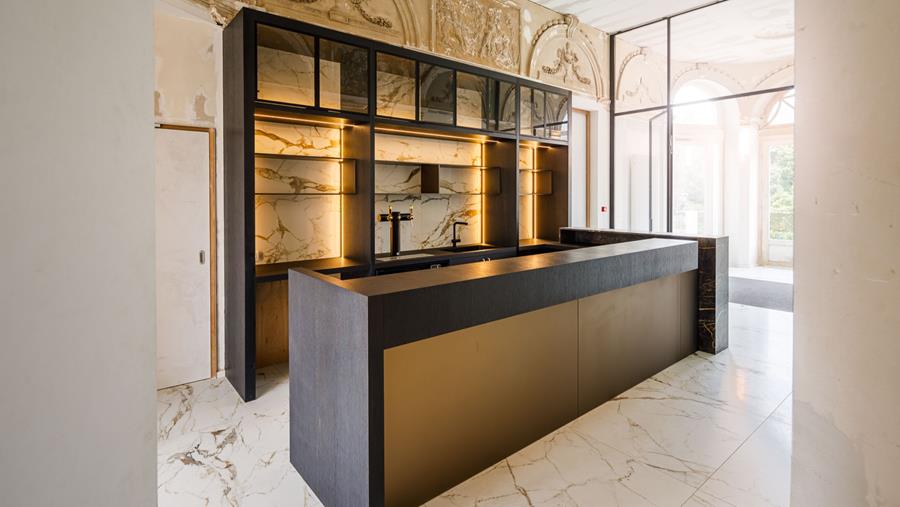 Barmeubel in eik, marmer en glas als eyecatcher van kasteel
