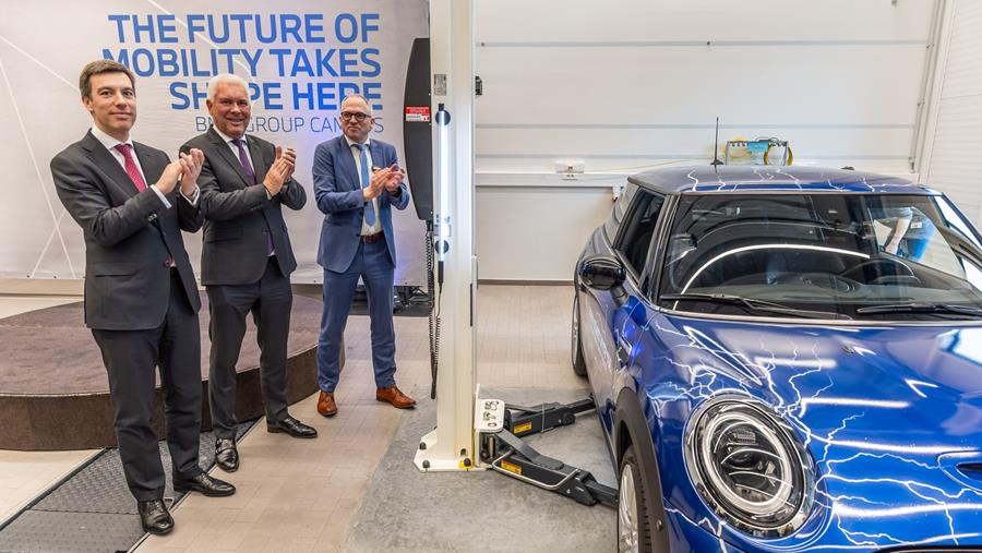 BMW schenkt 13 wagens aan technische scholen