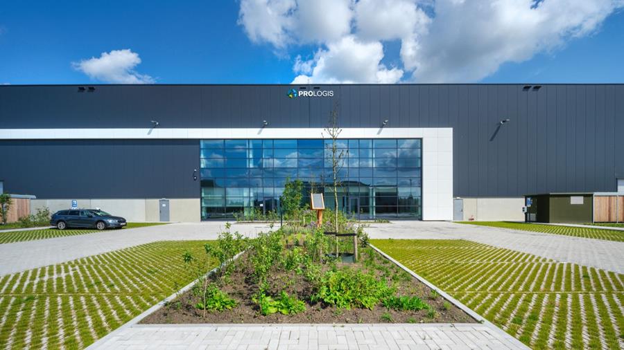 Zonnepanelen van Prologis leveren energie aan het snellaadnetwerk van Fastned