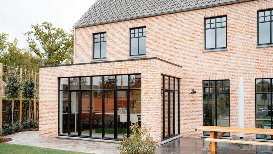 Design minimaliste et impact maximal pour le presbytère de Puurs