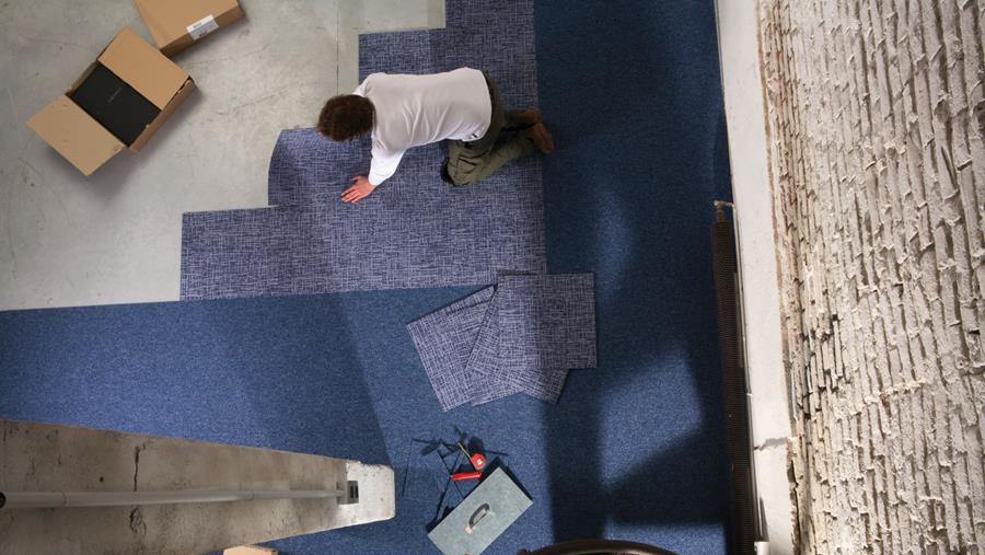 Correcte plaatsing vermijdt verschuiven van tapijttegels