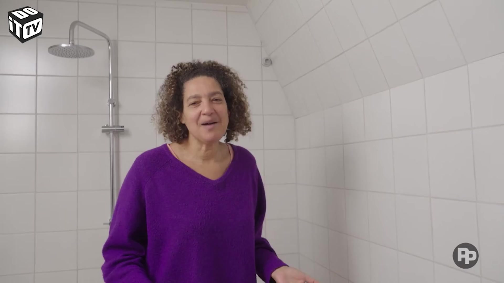 Update van een kleine badkamer: wandbekleding met natuursteen look